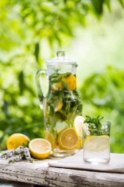 Naneli limonata ve cam kavanoz. 