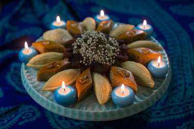 Azerbaycan ulusal pastası pakhlava ile Novruz tepsisi  
