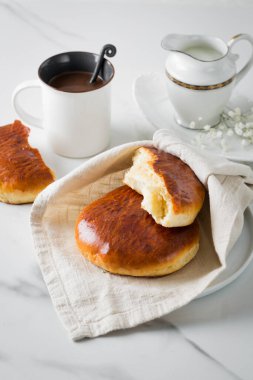 Kahvaltınız, kahveniz, çöreğiniz beyaz bardakta, tabağınız mermer. Sağlıklı ev yapımı hamur işi, kopyalama alanı