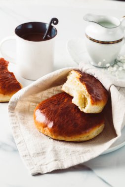 Kahvaltınız, kahveniz, çöreğiniz beyaz bardakta, tabağınız mermer. Sağlıklı ev yapımı hamur işi, kopyalama alanı