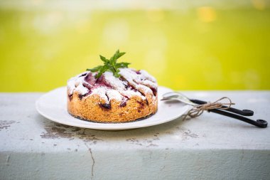 Şeker tozlu erikli turta. Yaklaş.