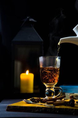 Kahvaltıda çaydanlıktan siyah sıcak çay dökmek, sabah kahvesi düzenlemesi.