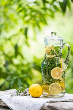 Kavanozda naneli taze limonata. 