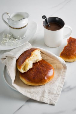 Kahvaltınız, kahveniz, çöreğiniz beyaz bardakta, tabağınız mermer. Sağlıklı ev yapımı hamur işi, kopyalama alanı