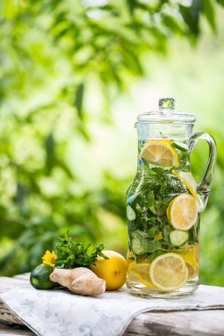 Kavanozda naneli taze limonata. 