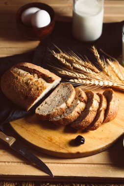 Ev yapımı organik ekmek, tahtadan kesme tahtasıyla buğday dikenli. Kırsal sahne, köy tarzı, kopyalama alanı