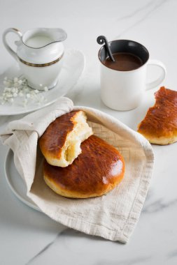 Kahvaltınız, kahveniz, çöreğiniz beyaz bardakta, tabağınız mermer. Sağlıklı ev yapımı hamur işi, kopyalama alanı