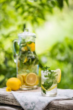 Kavanozda naneli taze limonata. 