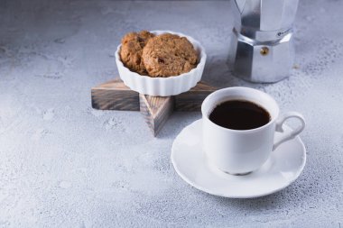 Çıtır çıtır ve çıtır yulaf ezmeli kurabiyeler ve bir fincan kahve. Temiz yemek için sağlıklı, düşük tatlı ya da vejetaryen hamur işi. Boşluğu kopyala