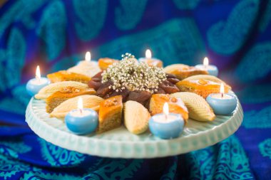 Azerbaycan ulusal pastası pakhlava ile Novruz tepsisi  