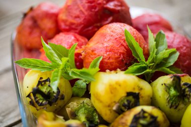 Izgara domates ve dolmalık biber. 