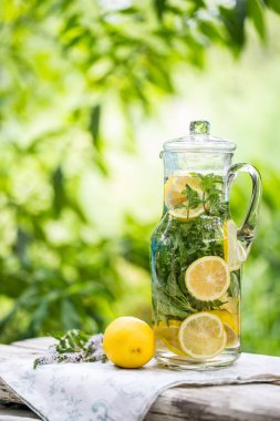 Kavanozda naneli taze limonata. 