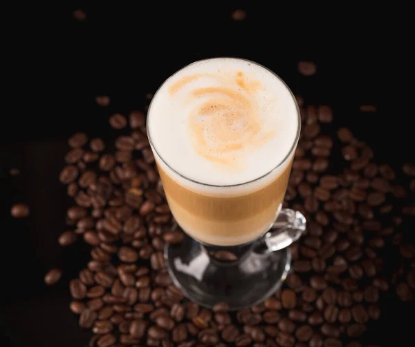 Vaso Café Con Leche Macciato Con Granos Café Sobre Fondo — Foto de Stock