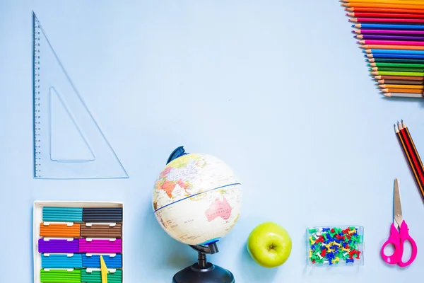 Schulkunst Liefert Konzept Auf Blauem Hintergrund Globus Filzstifte Bleistifte Klebestift — Stockfoto