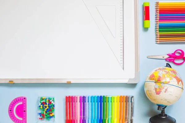 Schulkunst Liefert Konzept Auf Blauem Hintergrund Globus Filzstifte Bleistifte Klebestift — Stockfoto