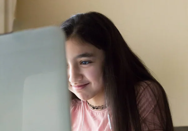 Bonito Menina Estudo Casa — Fotografia de Stock