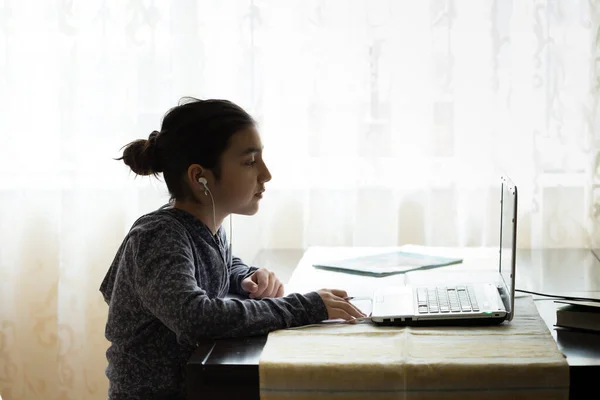 Bonito Menina Estudo Casa — Fotografia de Stock