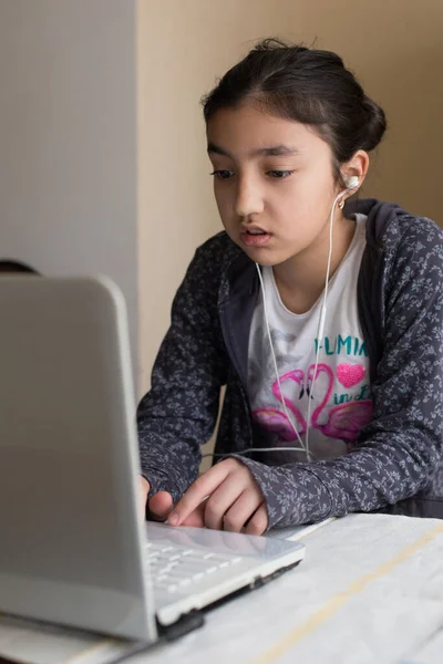 Bonito Menina Estudo Casa — Fotografia de Stock