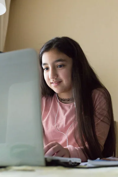 Bonito Menina Estudo Casa — Fotografia de Stock