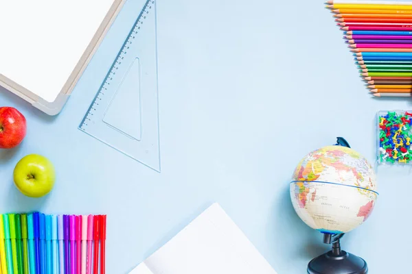 Escola Arte Fornece Conceito Sobre Fundo Azul Globo Marcadores Lápis — Fotografia de Stock