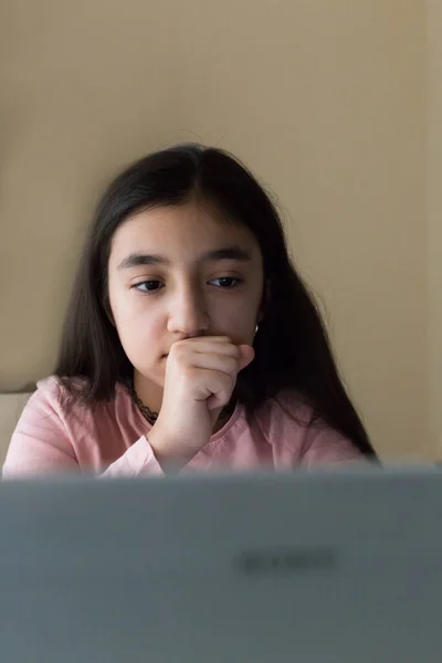 Bonito Menina Estudo Casa — Fotografia de Stock