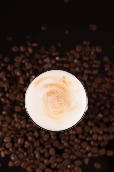 Verre Latte Macciato Avec Des Grains Café Sur Fond Miroir — Photo