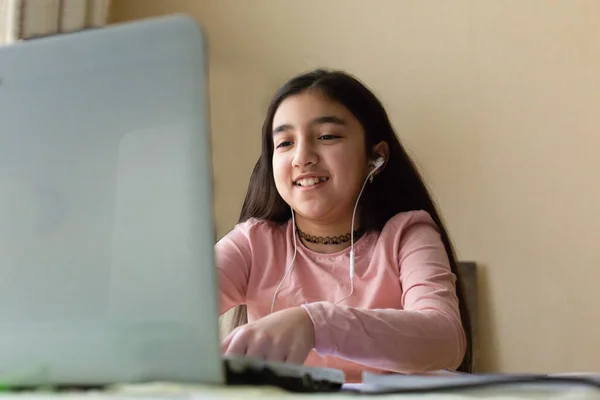 Bonito Menina Estudo Casa — Fotografia de Stock