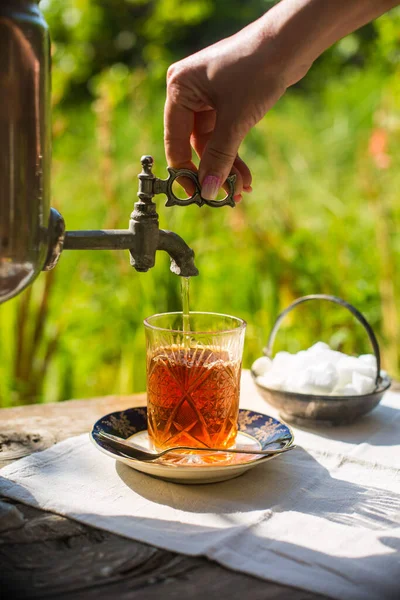 Tea Öntés Ősi Vasedényből — Stock Fotó
