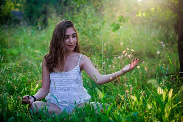 Young Girl White Meditating Having Fun Green Grass Summer — Stock Photo, Image