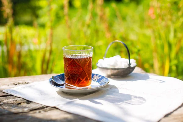 Tea Üvegben Asztalon Szabadban — Stock Fotó