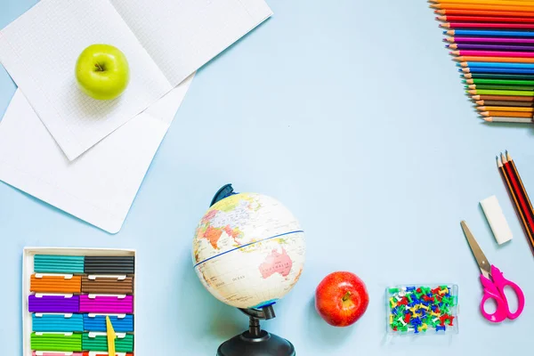 Escola Arte Fornece Conceito Sobre Fundo Azul Globo Marcadores Lápis — Fotografia de Stock