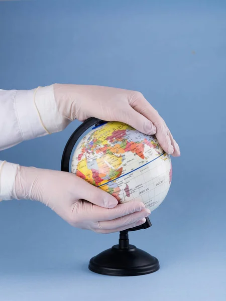 Globo Mãos Perto Fundo Azul — Fotografia de Stock