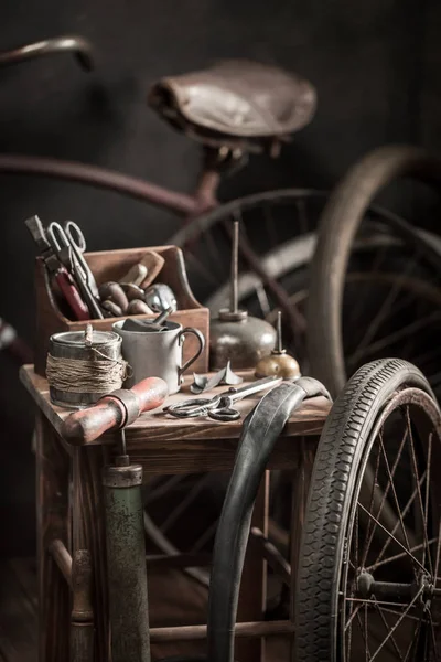 Oficina Reparação Bicicletas Retro Com Rodas Ferramentas Remendo Borracha — Fotografia de Stock