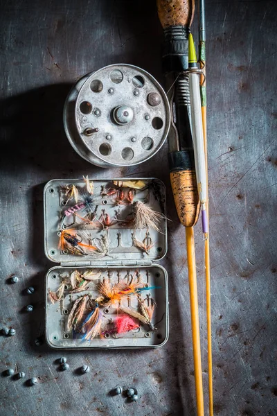 Attrezzatura Pesca Con Mosche Galleggianti Canne Tavolo Metallico — Foto Stock