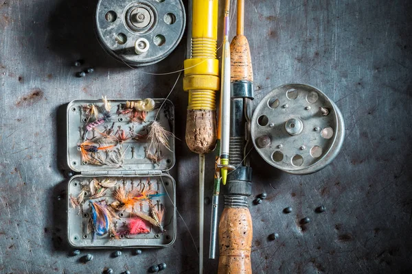 フックと金属製のテーブル上の棒と釣りのための機器 — ストック写真