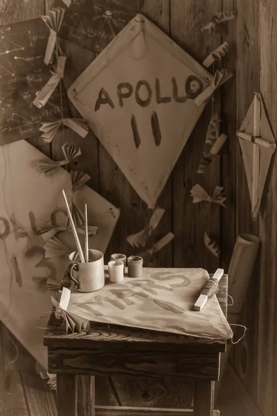 旧车间用太空任务命名的复古风筝 — 图库照片