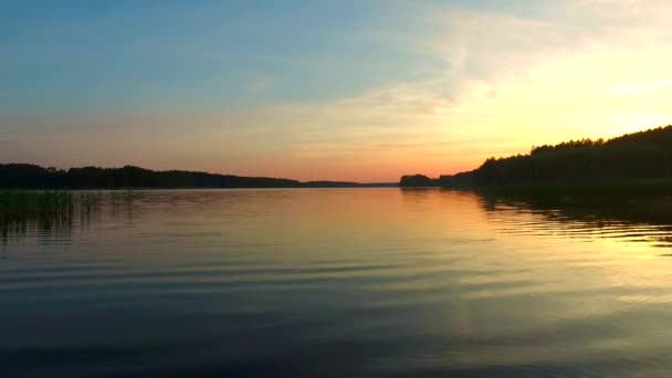 Спокійний захід сонця над озером влітку — стокове відео