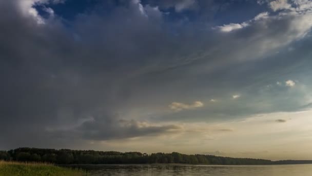 Atemberaubender Sonnenuntergang über dem See im Sommer, Zeitraffer, 4k — Stockvideo