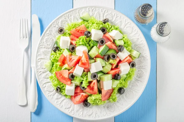 Leckerer Griechischer Salat Mit Kirschtomaten Salat Und Feta Käse — Stockfoto