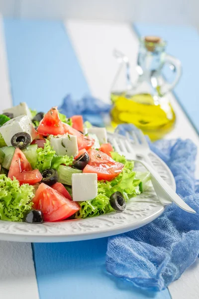 Leckerer Griechischer Salat Mit Schwarzen Oliven Feta Käse Und Salat — Stockfoto