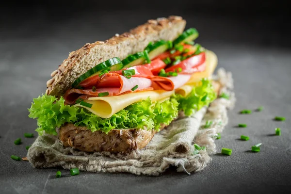 Sanduíche Saboroso Com Presunto Queijo Tomate Para Café Manhã — Fotografia de Stock