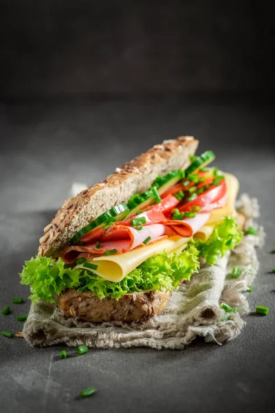 Вкусный Сэндвич Сыром Ветчиной Огурцом Завтрак — стоковое фото