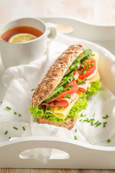 チーズ 朝食にトマト 新鮮なサンドイッチ — ストック写真