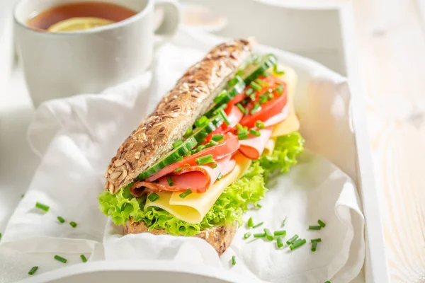 Peynir Jambon Salatalık Kahvaltı Için Taze Sandviç — Stok fotoğraf