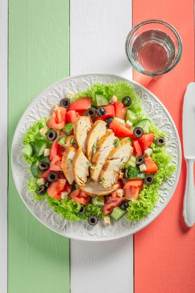 Lekkere Caesar Salade Met Tomaten Komkommer Kip — Stockfoto