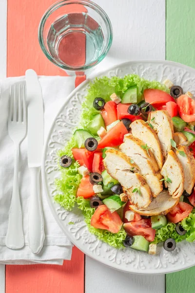 Lekkere Caesar Salade Met Olijven Tomaten Sla — Stockfoto