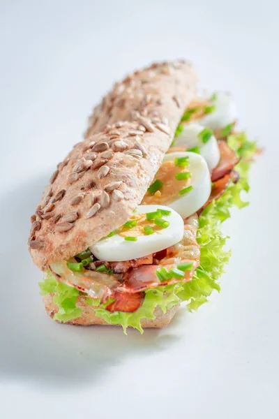 Sandwich Savoureux Aux Œufs Bacon Laitue — Photo