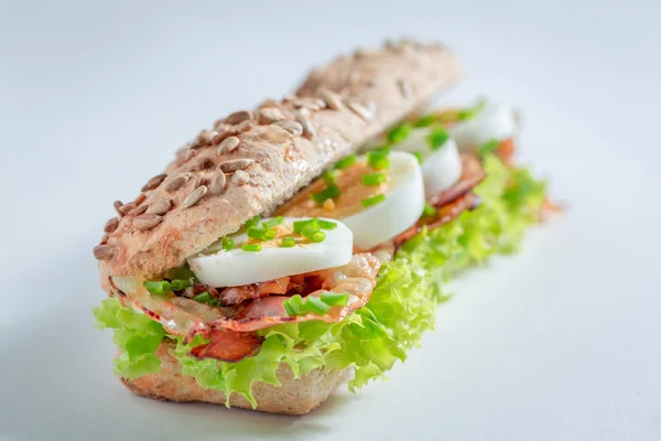 Sandwich Fresco Con Tocino Huevos Cebollino — Foto de Stock