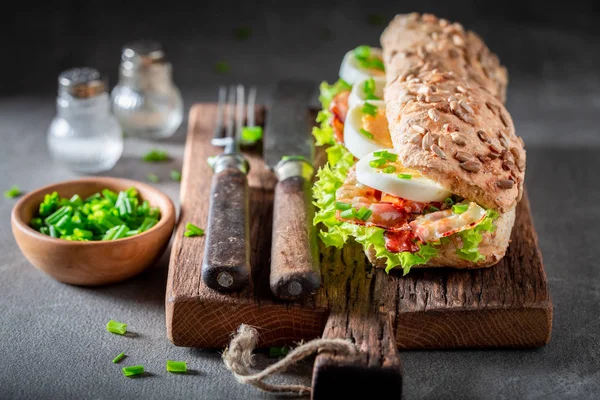 Sanduíche Saboroso Com Alface Bacon Ovos — Fotografia de Stock