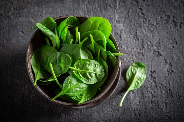 Raw Green Spinach Small Rustic Bowl — Stock Photo, Image